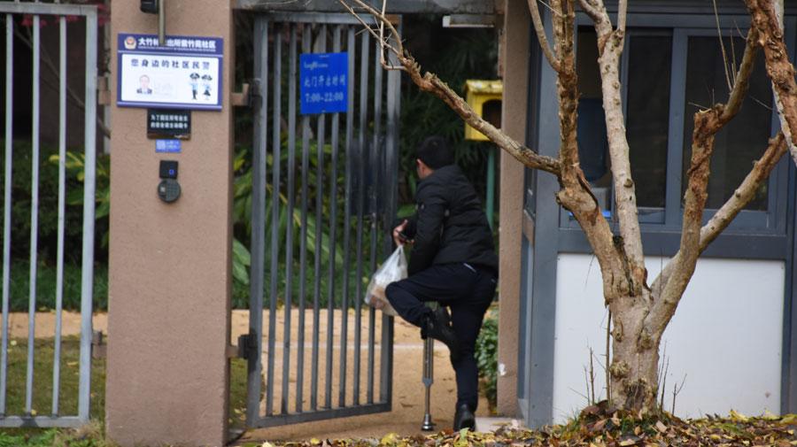 Chen Dengchao, 29, a delivery man in southwestern China\'s Chongqing city, on his way to deliver a parcel in a residential area.