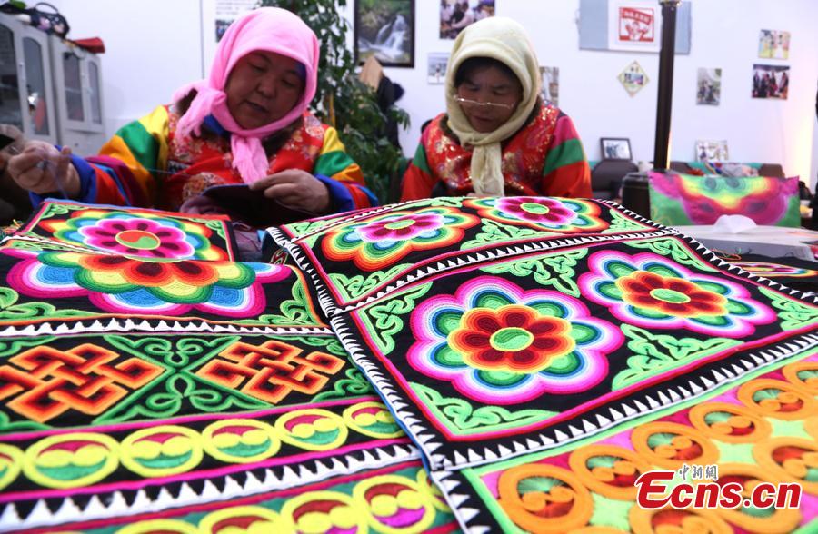 Ethnic Tu women share ideas on \