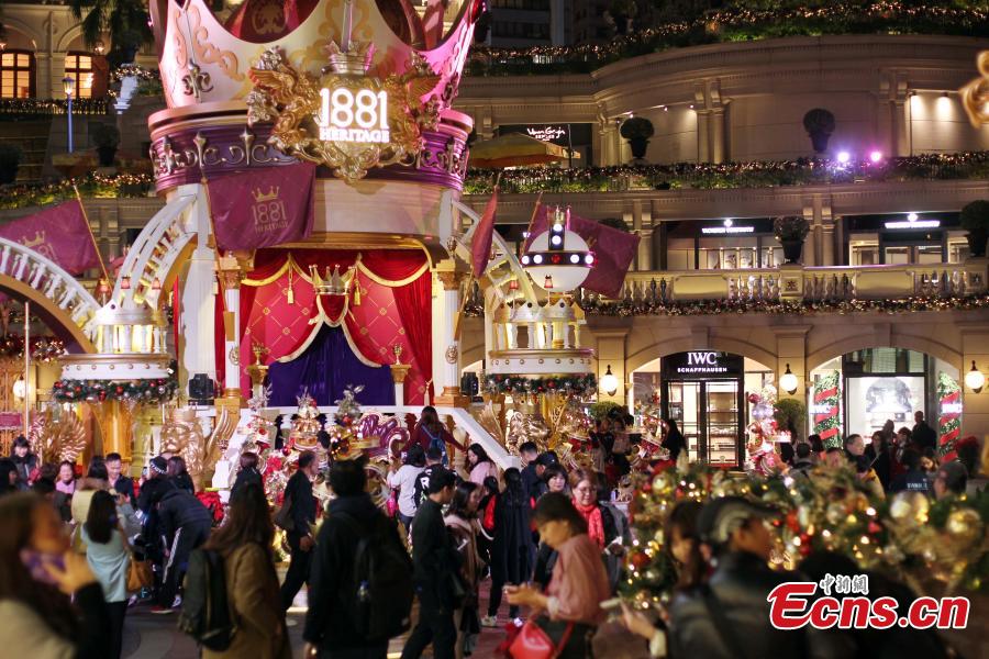 Photo taken on the evening of Dec. 11, 2018 shows shopping malls decorated with Christmas ornaments and lights at Tsim Sha Tsui in Kowloon, Hong Kong. The Hong Kong?Zhuhai?Macau Bridge and the Guangzhou?Shenzhen?Hong Kong Express Rail Link, which both went into service this year, are expected to boost sales during the festive season. (Photo: China News Service/Hong Shaokui)