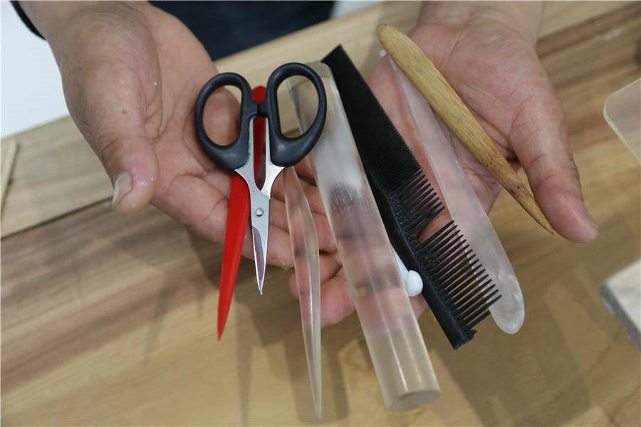 Tools for making dough figurines.  (Photo by Li Hao/for chinadaily.com.cn)