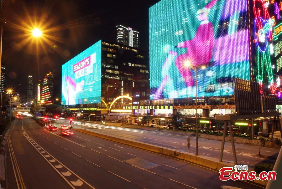 Photo taken on the evening of Dec. 11, 2018 shows shopping malls decorated with Christmas ornaments and lights at Tsim Sha Tsui in Kowloon, Hong Kong. The Hong Kong?Zhuhai?Macau Bridge and the Guangzhou?Shenzhen?Hong Kong Express Rail Link, which both went into service this year, are expected to boost sales during the festive season. (Photo: China News Service/Hong Shaokui)