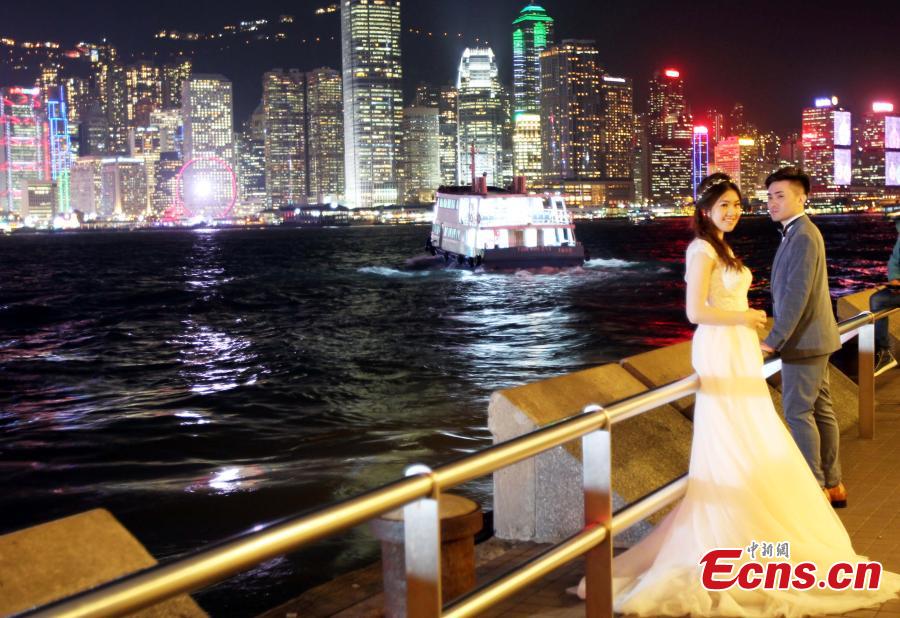 Photo taken on the evening of Dec. 11, 2018 shows shopping malls decorated with Christmas ornaments and lights at Tsim Sha Tsui in Kowloon, Hong Kong. The Hong Kong?Zhuhai?Macau Bridge and the Guangzhou?Shenzhen?Hong Kong Express Rail Link, which both went into service this year, are expected to boost sales during the festive season. (Photo: China News Service/Hong Shaokui)