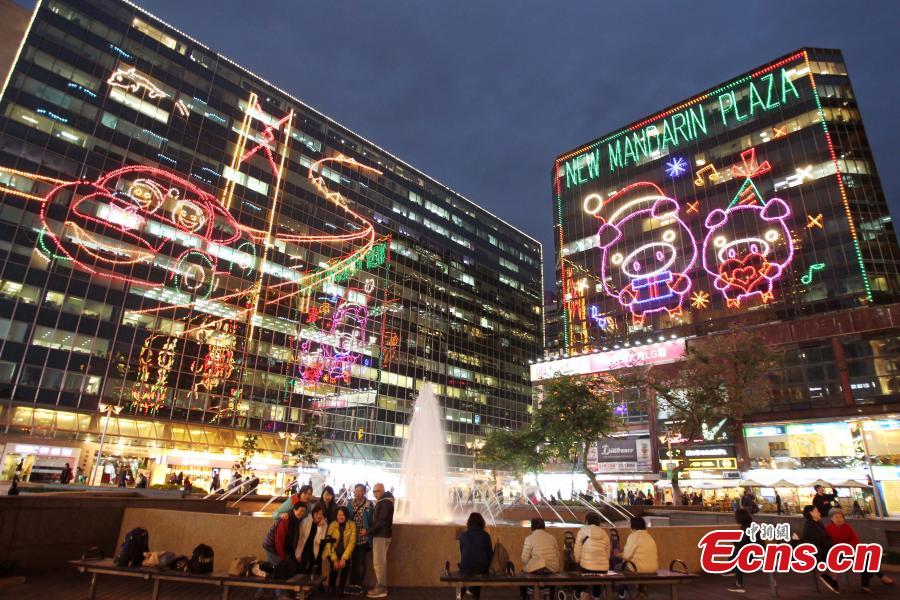 Photo taken on the evening of Dec. 11, 2018 shows shopping malls decorated with Christmas ornaments and lights at Tsim Sha Tsui in Kowloon, Hong Kong. The Hong Kong?Zhuhai?Macau Bridge and the Guangzhou?Shenzhen?Hong Kong Express Rail Link, which both went into service this year, are expected to boost sales during the festive season. (Photo: China News Service/Hong Shaokui)