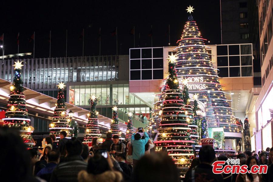 Photo taken on the evening of Dec. 11, 2018 shows shopping malls decorated with Christmas ornaments and lights at Tsim Sha Tsui in Kowloon, Hong Kong. The Hong Kong?Zhuhai?Macau Bridge and the Guangzhou?Shenzhen?Hong Kong Express Rail Link, which both went into service this year, are expected to boost sales during the festive season. (Photo: China News Service/Hong Shaokui)