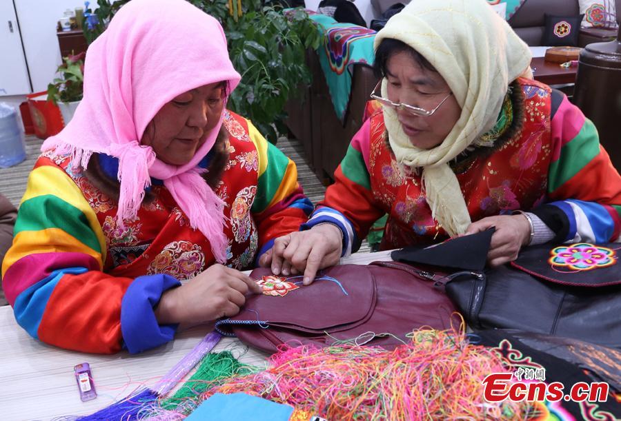 Ethnic Tu women share ideas on \