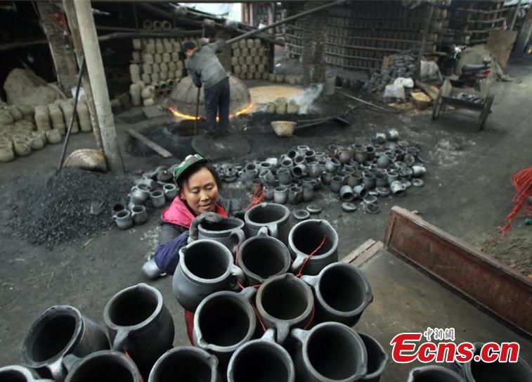 A worker makes sandy objects in Yingjing county, Southwest China\'s Sichuan province on December 10, 2018. The craftsmanship of making sandy objects in Yingjing county has a history of more than 2,000 years and it has been listed as China\'s national intangible cultural heritage. (Photo: China News Service/Wang Lei)
