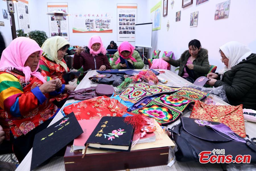 Ethnic Tu women share ideas on \