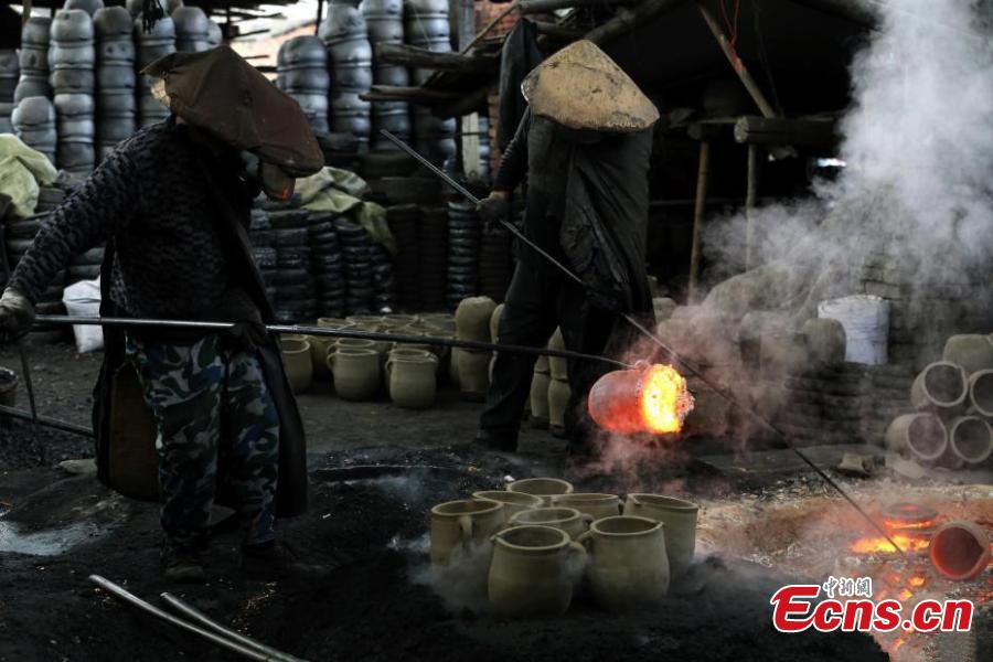 Workers make sandy objects in Yingjing county, Southwest China\'s Sichuan province on December 10, 2018. The craftsmanship of making sandy objects in Yingjing county has a history of more than 2,000 years and it has been listed as China\'s national intangible cultural heritage. (Photo: China News Service/Wang Lei)