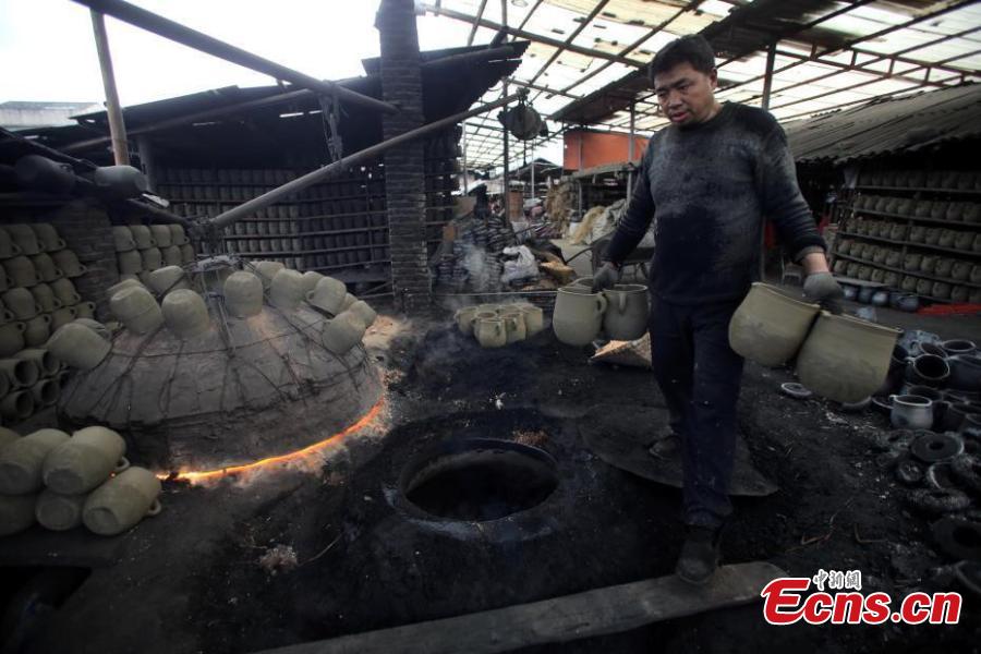 A worker makes sandy objects in Yingjing county, Southwest China\'s Sichuan province on December 10, 2018. The craftsmanship of making sandy objects in Yingjing county has a history of more than 2,000 years and it has been listed as China\'s national intangible cultural heritage. (Photo: China News Service/Wang Lei)