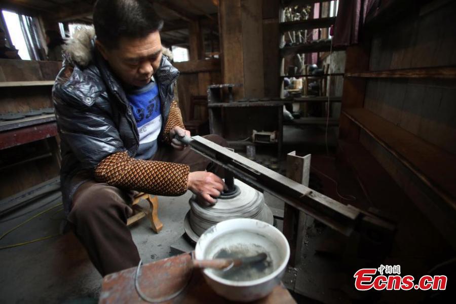 A worker makes sandy objects in Yingjing county, Southwest China\'s Sichuan province on December 10, 2018. The craftsmanship of making sandy objects in Yingjing county has a history of more than 2,000 years and it has been listed as China\'s national intangible cultural heritage. (Photo: China News Service/Wang Lei)