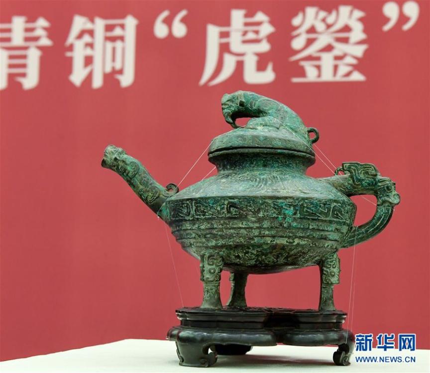A Chinese bronze vessel looted from Yuanmingyuan, or the Old Summer Palace, has recently returned to China and entered the collections at the National Museum of China on Tuesday. The vessel, known as the Bronze Tiger Ying, was auctioned in April by Britain\'s Canterbury Auction Galleries. The buyer, through the auction house, contacted China\'s State Administration of Cultural Heritage (SACH) in late April and expressed hope for an unconditional donation. Resources show the vessel, once belonging to the royal family of the Qing Dynasty (1644-1911), was taken away by British military officer Harry Evans from the Old Summer Palace, which was sacked and destroyed in 1860 during the invasion of Anglo-French allied forces. (Photo/Xinhua)