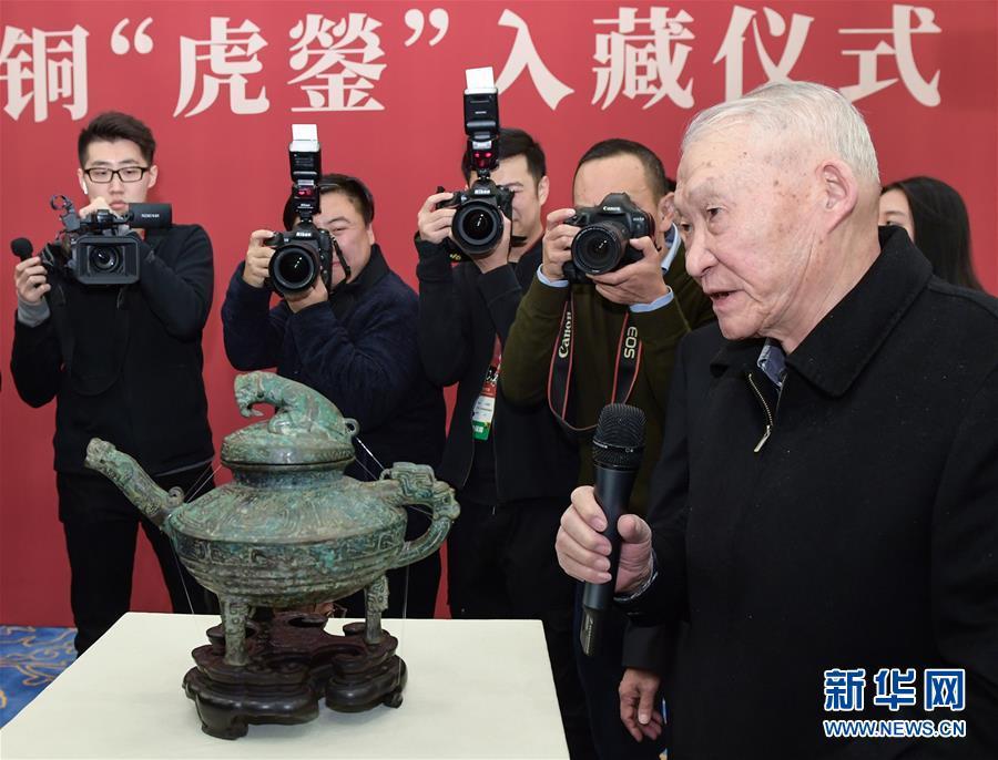 A Chinese bronze vessel looted from Yuanmingyuan, or the Old Summer Palace, has recently returned to China and entered the collections at the National Museum of China on Tuesday. The vessel, known as the Bronze Tiger Ying, was auctioned in April by Britain\'s Canterbury Auction Galleries. The buyer, through the auction house, contacted China\'s State Administration of Cultural Heritage (SACH) in late April and expressed hope for an unconditional donation. Resources show the vessel, once belonging to the royal family of the Qing Dynasty (1644-1911), was taken away by British military officer Harry Evans from the Old Summer Palace, which was sacked and destroyed in 1860 during the invasion of Anglo-French allied forces. (Photo/Xinhua)