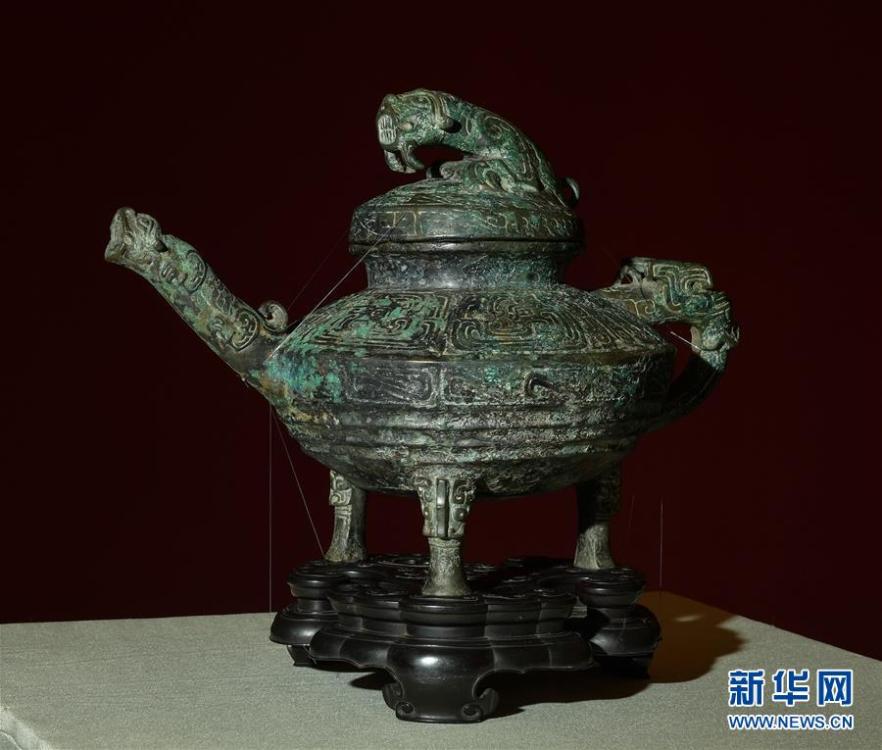 A Chinese bronze vessel looted from Yuanmingyuan, or the Old Summer Palace, has recently returned to China and entered the collections at the National Museum of China on Tuesday. The vessel, known as the Bronze Tiger Ying, was auctioned in April by Britain\'s Canterbury Auction Galleries. The buyer, through the auction house, contacted China\'s State Administration of Cultural Heritage (SACH) in late April and expressed hope for an unconditional donation. Resources show the vessel, once belonging to the royal family of the Qing Dynasty (1644-1911), was taken away by British military officer Harry Evans from the Old Summer Palace, which was sacked and destroyed in 1860 during the invasion of Anglo-French allied forces. (Photo/Xinhua)