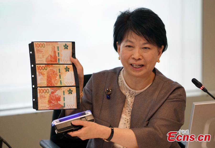 Lydia Chan Yip Siu-ming, head of currency and settlement at the Hong Kong Monetary Authority (HKMA), shows the new HK$1,000 banknotes in Hong Kong, Dec. 11, 2018. The Hong Kong Monetary Authority and the three note-issuing banks announced that the 2018 new series HK$1,000 notes and HK$500 notes will be issued into circulation on Dec. 12 and Jan. 23 respectively. (Photo: China News Service/Zhang Wei)