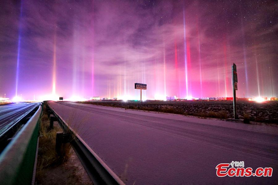 Breathtaking light poles appear at Chaka Town, Haixi Mongolian and Tibetan Autonomous Prefecture in Northwest China\'s Qinghai Province, Dec. 13, 2018. Natural light poles can only be seen at nights during very cold weather (the temperature of -20 Celsius degrees or lower). (Photo provided to China News Service/Sun Si)
