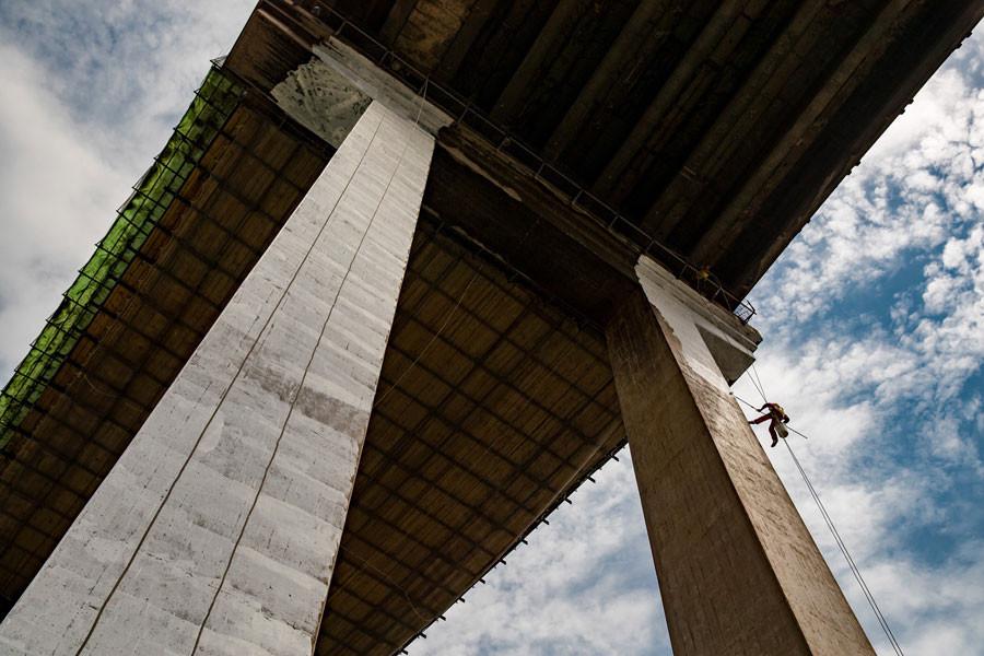 Workers have labored for 27 months to renovate the Nanjing Yangtze River Bridge. [Photo provided to chinadaily.com.cn]