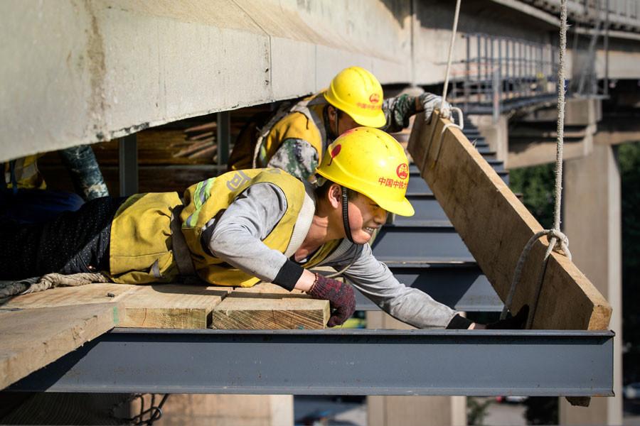 Workers have labored for 27 months to renovate the Nanjing Yangtze River Bridge. [Photo provided to chinadaily.com.cn]