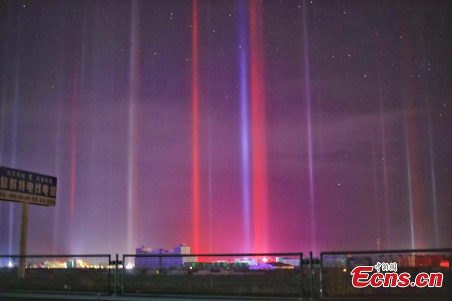 Breathtaking light poles appear in Haixi Mongolian and Tibetan Autonomous Prefecture in Northwest China\'s Qinghai Province, Dec. 13, 2018. Natural light poles can only be seen at nights during very cold weather (the temperature of -20 Celsius degrees or lower). (Photo provided to China News Service/Sun Si)
