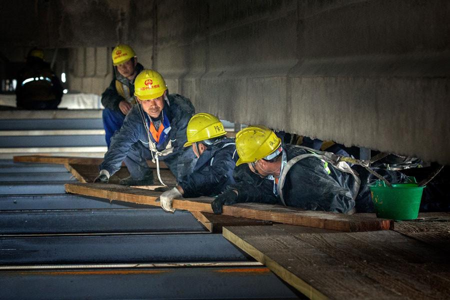 Workers have labored for 27 months to renovate the Nanjing Yangtze River Bridge. [Photo provided to chinadaily.com.cn]