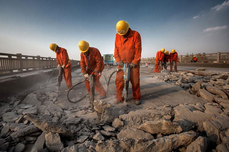 Workers have labored for 27 months to renovate the Nanjing Yangtze River Bridge. [Photo provided to chinadaily.com.cn] 

The Nanjing Yangtze River Bridge, China\'s first self-designed road and rail truss bridge constructed by the nation, will reopen by the end of the year after 27 months of renovation.

The 4,589-meter-long bridge, built in 1968, is one of the country\'s places of interest. It has become the symbol of a collective memory for many Chinese.

The bridge made it into the Guinness Book of World Records as the longest bridge with dual highway and railway functions in 1960. In 2014, it was listed as one of the Immovable Cultural Relics under State protection designated by the State Council.

In October 2016, the bridge closed for renovation after serving the public for almost 50 years.

During the 27 months of renovation, Liu Xiaoguang and Xue Xiaohong, two photographers in Nanjing, visited the bridge every three or four days to record its changing look, the result of hard work by the construction workers.