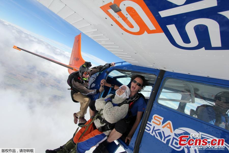 Irene O\'Shea and jump instructor Jed Smith prepare before skydiving above Langhorne Creek, Australia on December 9, 2018.(Photo/Agencies)