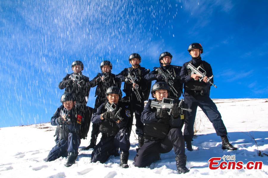 Special police undertake an intensive training on a snow-capped mountain in Ngawa Tibetan and Qiang Autonomous Prefecture, Sichuan Province. (Photo: China News Service/Zhong Xin)