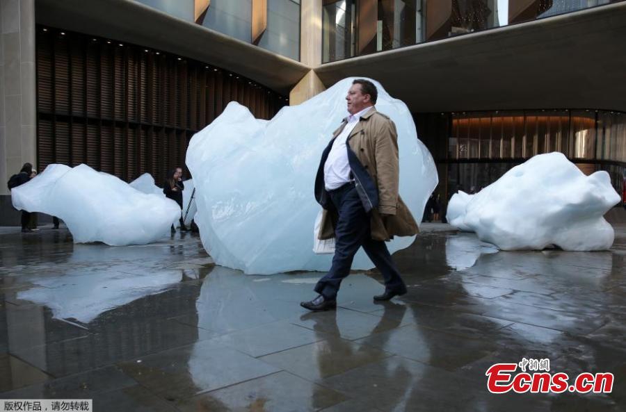 Ice Watch, a project by artist Olafur Eliasson and geologist Minik Rosing, in front of the Tate Modern in London, Dec. 12, 2018. Ice Watch is a display of 24 blocks of ice, fished out of the Nuup Kangerlua fjord in Greenland after becoming detached from the ice sheet. It\'s expected they will last between one week to 14 days before melting. It\'s hoped the project will help people better understand the reality of climate change. (Photo/Agencies)