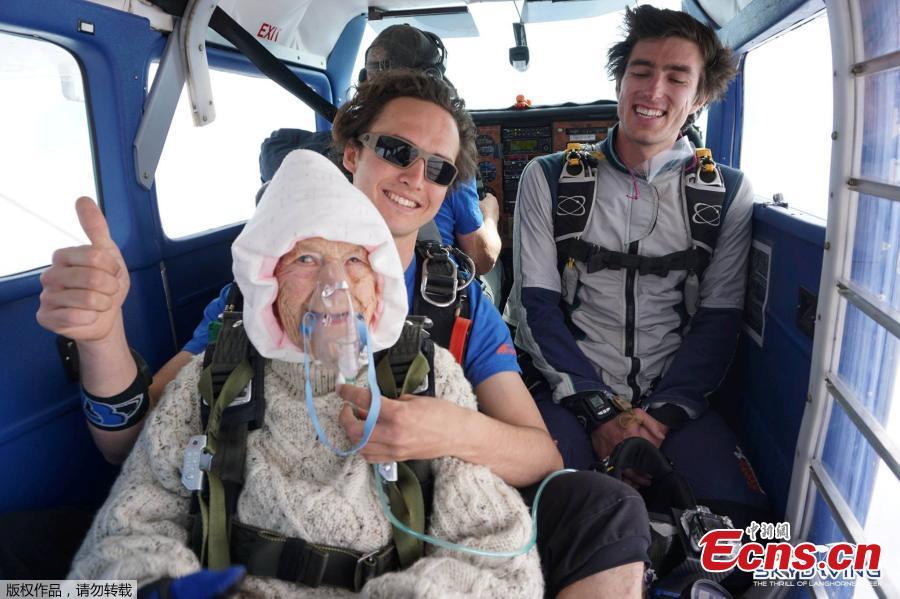 Irene O\'Shea and jump instructor Jed Smith react before skydiving above Langhorne Creek, Australia on December 9, 2018. (Photo/Agencies)