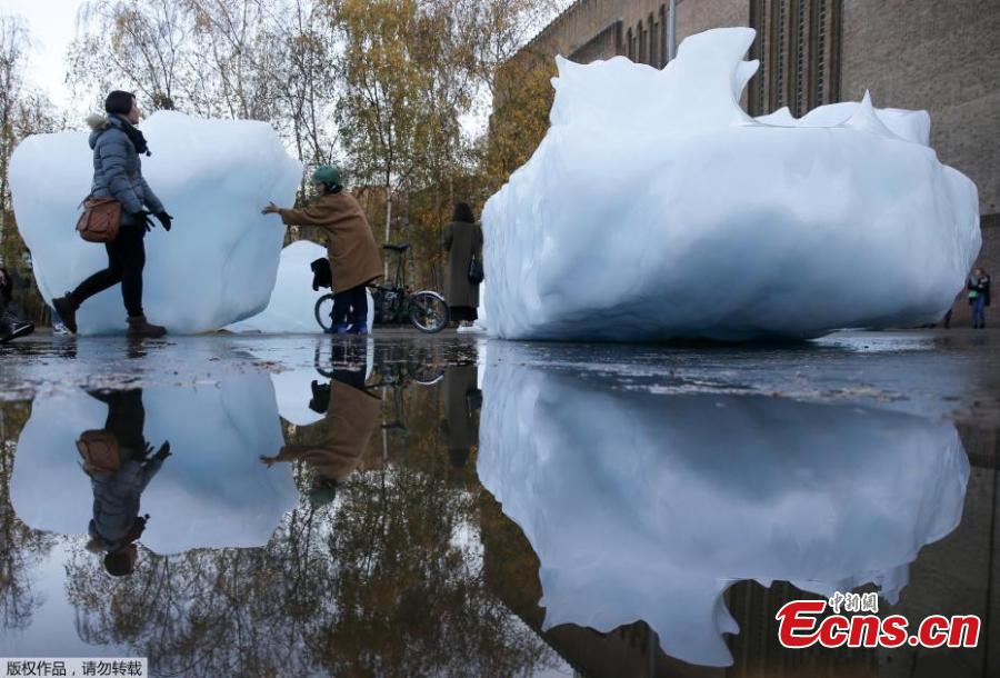 Ice Watch, a project by artist Olafur Eliasson and geologist Minik Rosing, in front of the Tate Modern in London, Dec. 12, 2018. Ice Watch is a display of 24 blocks of ice, fished out of the Nuup Kangerlua fjord in Greenland after becoming detached from the ice sheet. It\'s expected they will last between one week to 14 days before melting. It\'s hoped the project will help people better understand the reality of climate change. (Photo/Agencies)