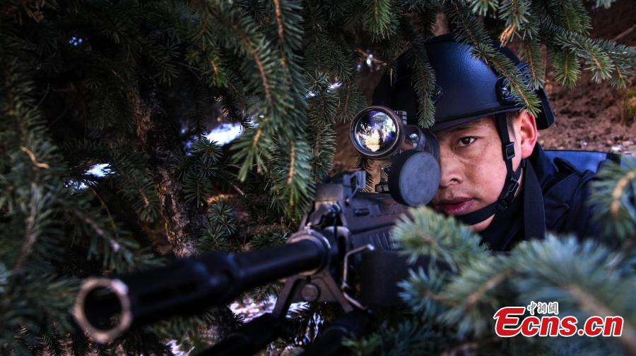 Special police undertake an intensive training on a snow-capped mountain in Ngawa Tibetan and Qiang Autonomous Prefecture, Sichuan Province. (Photo: China News Service/Zhong Xin)