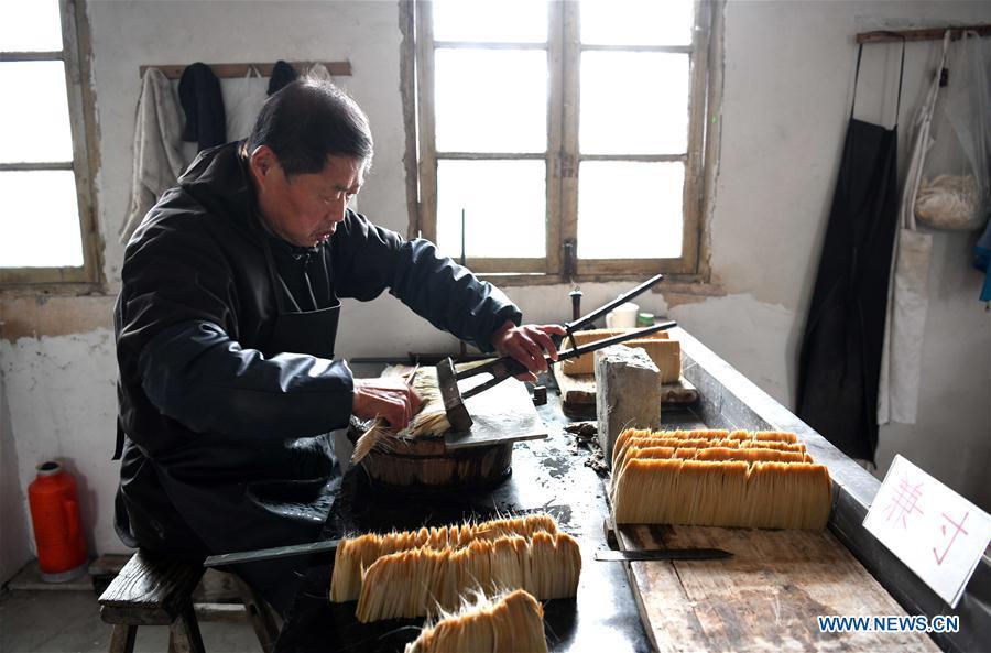 A worker makes the Xuan ink brushes at a workshop in Huangcun Town of Jingxian County, east China\'s Anhui Province, Dec. 14, 2018. Huangcun Town has a long history of the Xuan ink brush making. The ink brush, ink, Chinese Xuan paper and ink slabs are four traditional writing materials of Chinese stationery. (Xinhua/Liu Junxi)