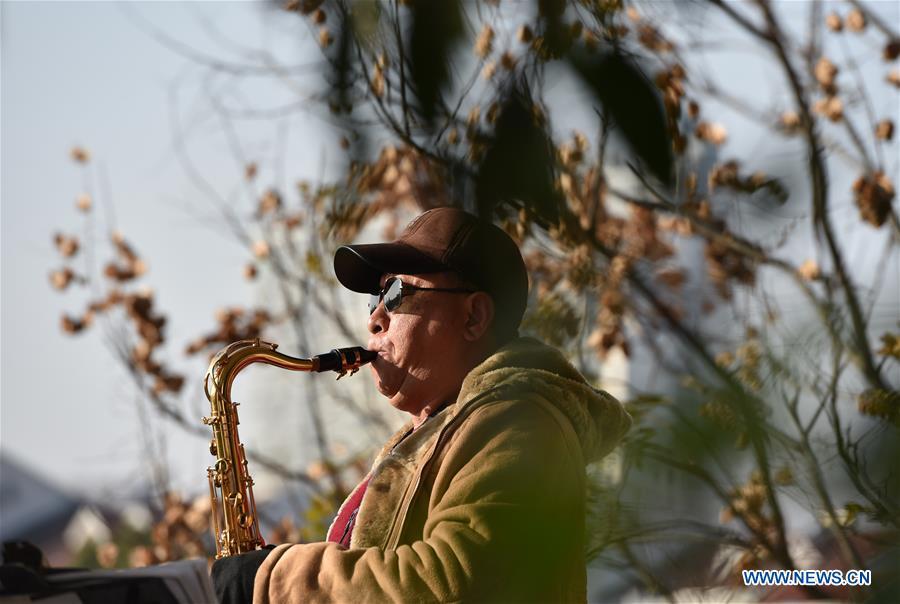 A man plays the saxophone at Huancheng Park in Hefei, capital of east China\'s Anhui Province, Dec. 16, 2018. Balmy weather in winter in Hefei recently helped promote outdoor recreation. (Xinhua/Yang Xiaoyuan)