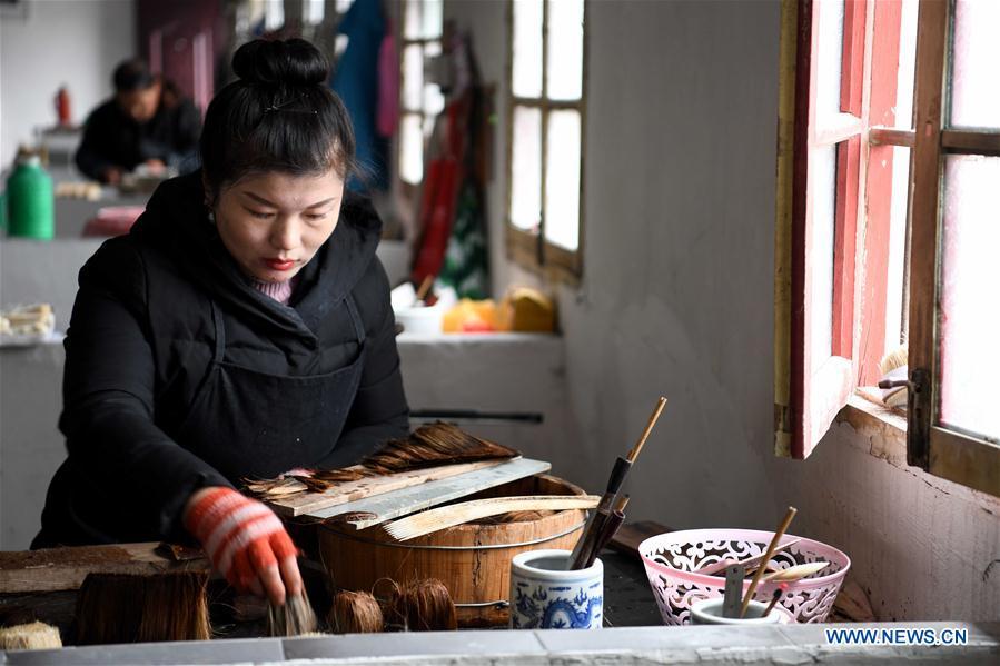 A worker makes the Xuan ink brushes at a workshop in Huangcun Town of Jingxian County, east China\'s Anhui Province, Dec. 14, 2018. Huangcun Town has a long history of the Xuan ink brush making. The ink brush, ink, Chinese Xuan paper and ink slabs are four traditional writing materials of Chinese stationery. (Xinhua/Liu Junxi)