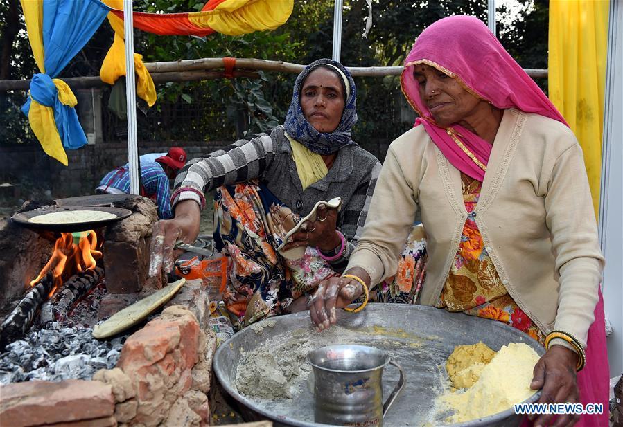 Food vendors cook dishes on a street food festival held in New Delhi, India, on Dec. 16, 2018. (Xinhua/Zhang Naijie)