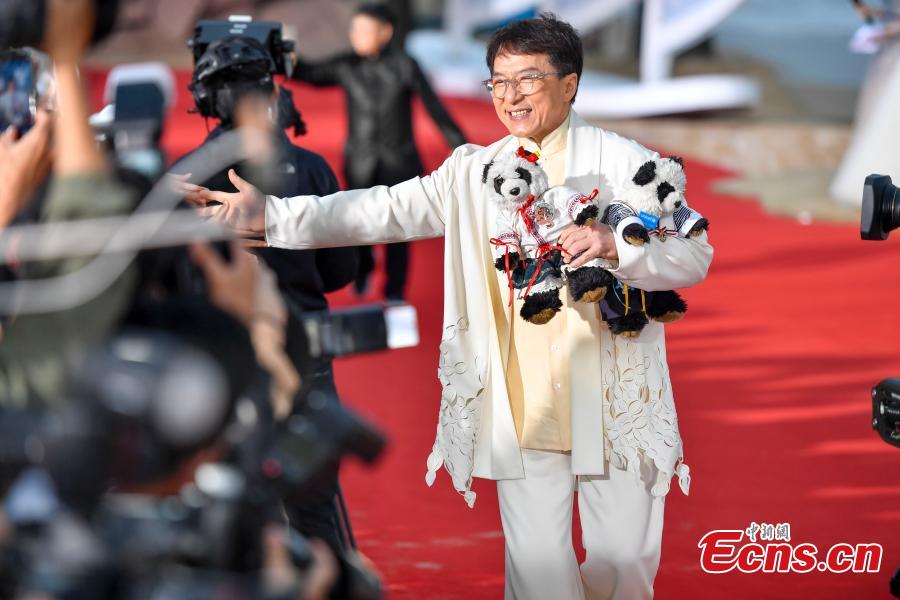 Jackie Chan arrives for the first Hainan International Film Festival in Sanya City, Hainan Province, Dec. 16, 2018. The film festival is one of a series of events in Hainan as the city seeks to build itself into a pilot free trade zone and a free trade port. (Photo: China News Service/Luo Yunfei)