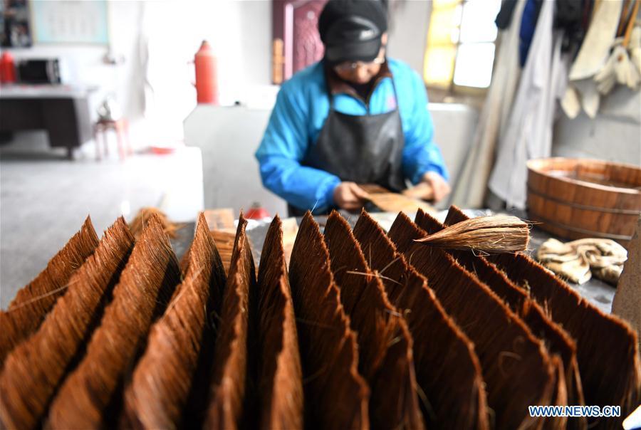 A worker makes the Xuan ink brushes at a workshop in Huangcun Town of Jingxian County, east China\'s Anhui Province, Dec. 14, 2018. Huangcun Town has a long history of the Xuan ink brush making. The ink brush, ink, Chinese Xuan paper and ink slabs are four traditional writing materials of Chinese stationery. (Xinhua/Liu Junxi)