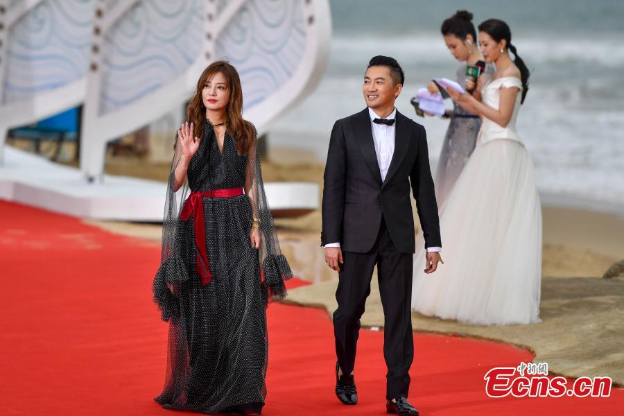 Mainland actress Zhao Wei and Taiwan actor Alec Su You-peng arrive for the first Hainan International Film Festival in Sanya City, Hainan Province, Dec. 16, 2018. The film festival is one of a series of events in Hainan as the city seeks to build itself into a pilot free trade zone and a free trade port. (Photo: China News Service/Luo Yunfei)