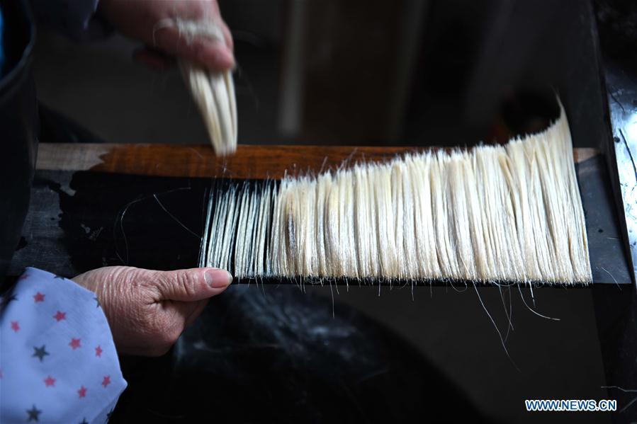 worker makes the Xuan ink brushes at a workshop in Huangcun Town of Jingxian County, east China\'s Anhui Province, Dec. 14, 2018. Huangcun Town has a long history of the Xuan ink brush making. The ink brush, ink, Chinese Xuan paper and ink slabs are four traditional writing materials of Chinese stationery. (Xinhua/Liu Junxi)