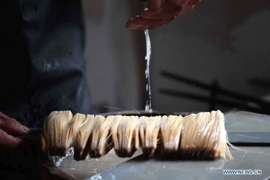 A worker makes the Xuan ink brushes at a workshop in Huangcun Town of Jingxian County, east China\'s Anhui Province, Dec. 14, 2018. Huangcun Town has a long history of the Xuan ink brush making. The ink brush, ink, Chinese Xuan paper and ink slabs are four traditional writing materials of Chinese stationery. (Xinhua/Liu Junxi)