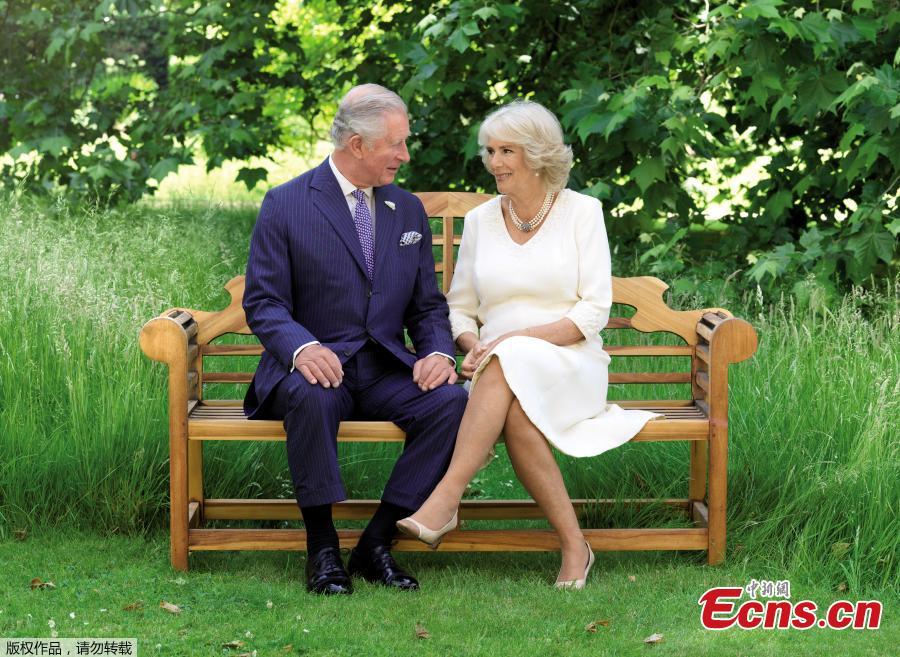 For ardent gardener Prince Charles and his wife Camilla, the choice was a photo that showed them gazing lovingly at one another while sitting on a bench surrounded by greenery. (Photo/Agencies)