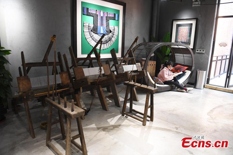 A store features products that integrate the intangible cultural heritages of the Zhuang people in Nanning City, Southwest China\'s Guangxi Zhuang Autonomous Region, Dec. 17, 2018. The products, including leatherware, clothes and bags, highlight the unique crafts of the Zhuang people. (Photo: China News Service/Yu Jing)