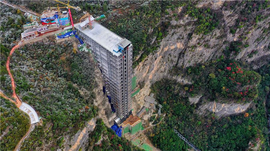 The goddess ladder has a vertical height of 222 meters at Wushan Mountain.  (Photo provided to chinadaily.com.cn)