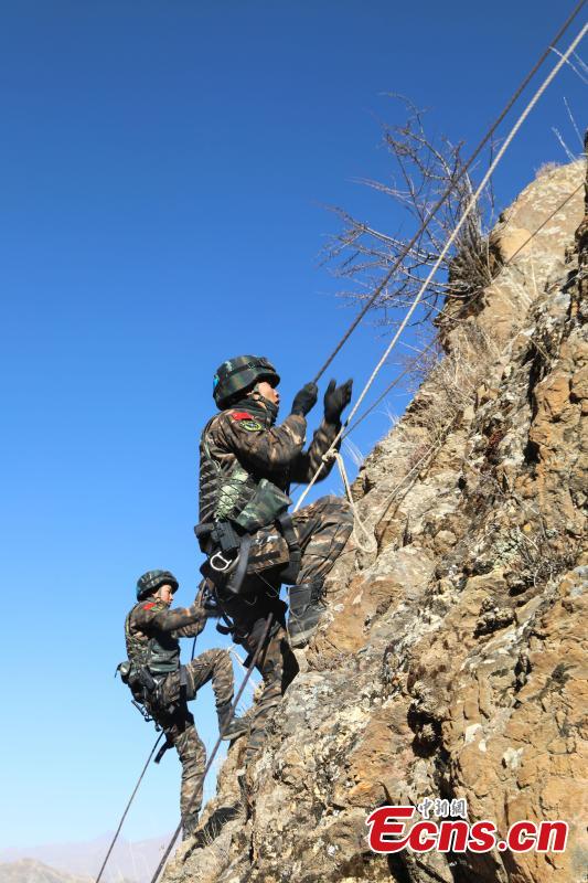 Members of the special police take part in an anti-terrorism drill in Southwest China\'s Tibet Autonomous Region, Dec. 15, 2018. The drill was comprised of more than 50 training programs covering 15 areas aimed at improving the rapid response of police in complicated scenarios. (Photo: China News Service/Yu Wenbin)