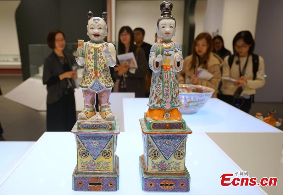 The Golden Splendors: 20th-Century Painted Porcelains of Hong Kong is underway at Hong Kong Heritage Museum, Dec. 18, 2018. As a world trading port in the 20th century, Hong Kong developed unique painted porcelain with diverse shapes and rich decorations using continually innovative techniques. The exhibition showcases painted porcelain made by local painters and factories, including vintage porcelain and armorial porcelain, produced mainly for export, as well as ceramic items for decoration and household use commonly found in Hong Kong. (Photo: China News Service/Zhang Wei)