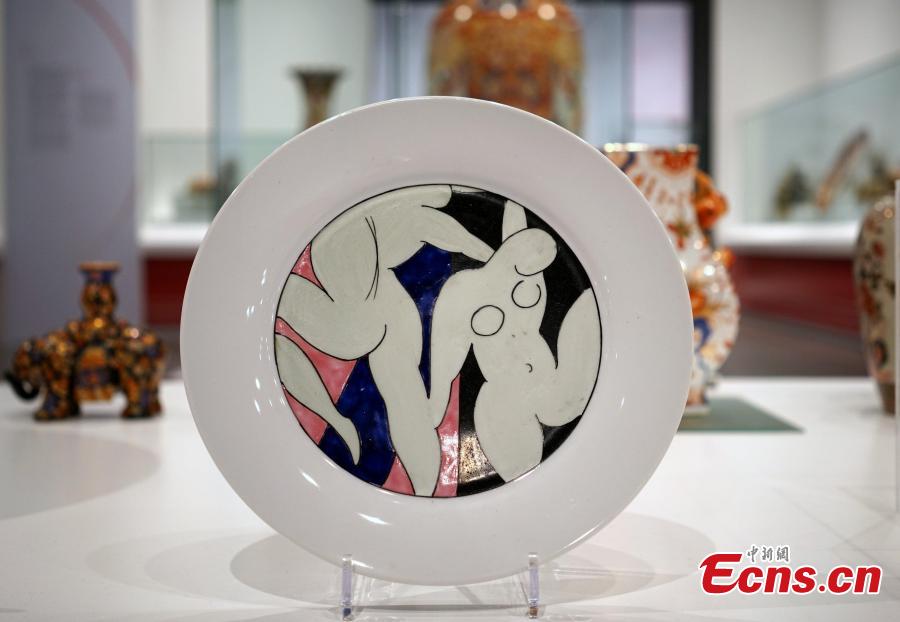 The Golden Splendors: 20th-Century Painted Porcelains of Hong Kong is underway at Hong Kong Heritage Museum, Dec. 18, 2018. As a world trading port in the 20th century, Hong Kong developed unique painted porcelain with diverse shapes and rich decorations using continually innovative techniques. The exhibition showcases painted porcelain made by local painters and factories, including vintage porcelain and armorial porcelain, produced mainly for export, as well as ceramic items for decoration and household use commonly found in Hong Kong. (Photo: China News Service/Zhang Wei)