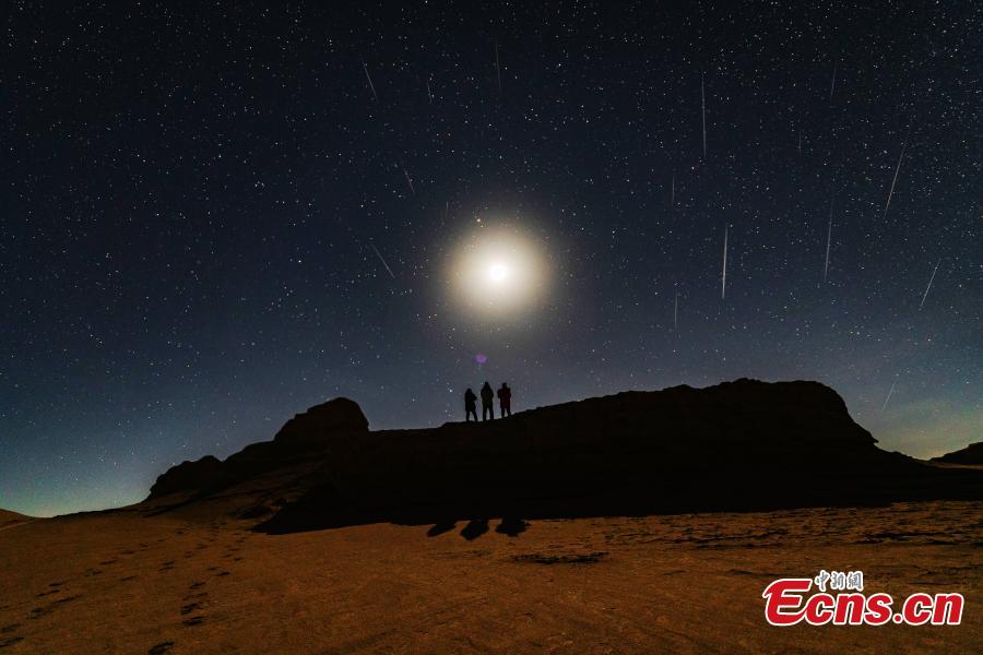 Photo taken by An Jiu shows stargazers watching the night sky in Haixi Mongol and Tibetan Autonomous Prefecture, Northwest China\'s Qinghai Province. (Photo: China News Service)