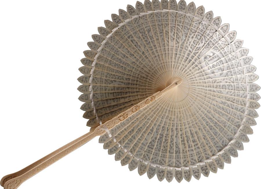 The fans combine Cantonese craftsmanship and Western esthetic tastes. (Photo provided to chinadaily.com.cn)