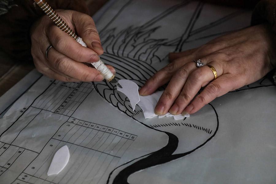 The process of making Zunyi grass-stack painting.  (Photo provided to chinadaily.com.cn)