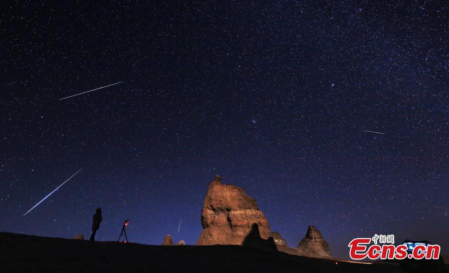 Photo taken by Bai Jikai shows the meteor show above the Yardang geopark in Haixi Mongol and Tibetan Autonomous Prefecture, Northwest China\'s Qinghai Province. (Photo: China News Service)