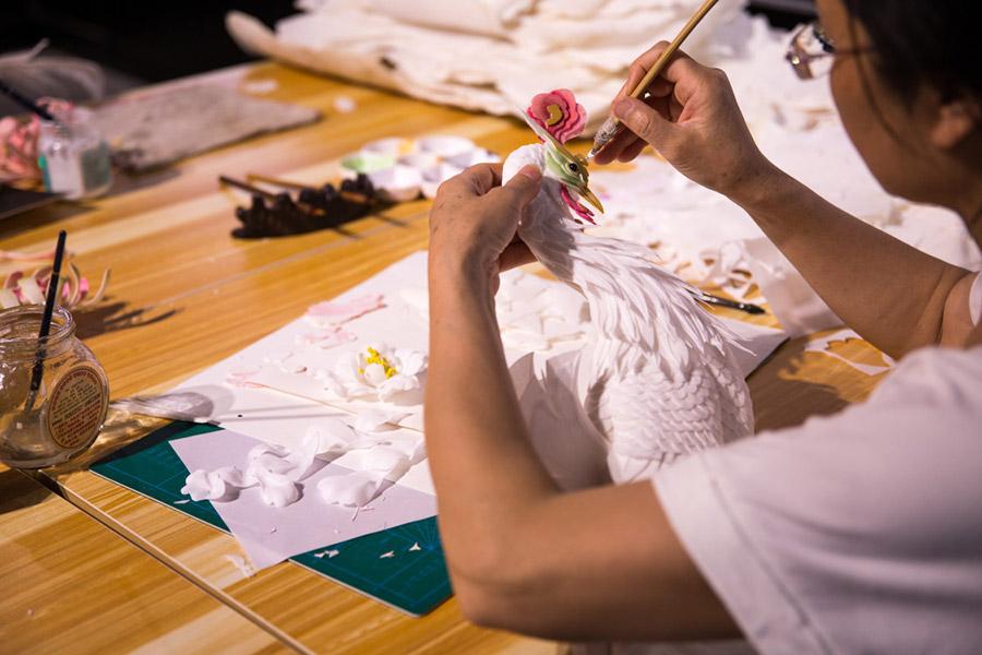 The process of making Zunyi grass-stack painting.  (Photo provided to chinadaily.com.cn)